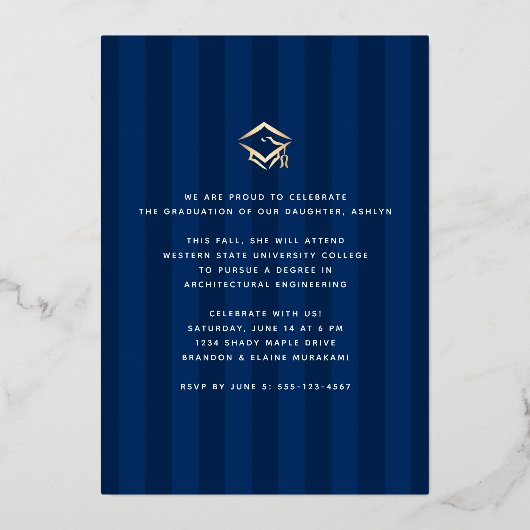 Navy blauw afstuderen foto modern script echt goud folie uitnodiging (Achterkant)