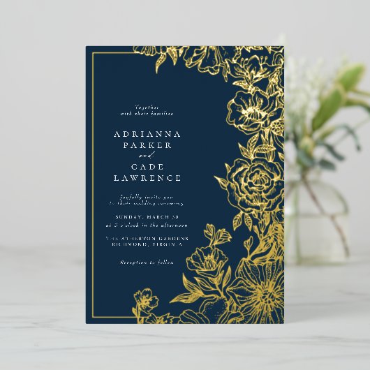 Navy Blauw en Goud Bloemen | Klassieke bruiloft Folie Uitnodiging (Staand Voorkant)