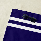 Navy blauw en wit strand handdoek met haai logo (In situ)