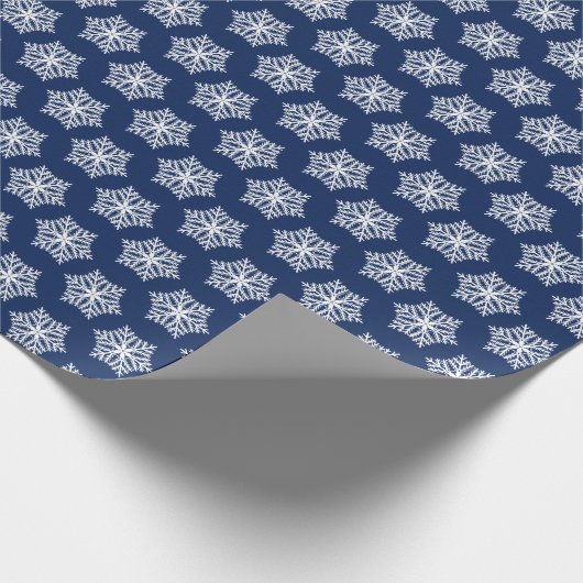 Navy Blauw en Witte Sneeuwvlokken Kerstmis Cadeaupapier (Hoek)