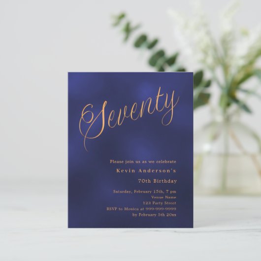 Navy blauw goud script 70e verjaardag uitnodiging (Staand voorkant)