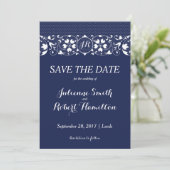 Navy Blue and White Lace Monogram Bewaar de datum Save The Date (Staand voorkant)