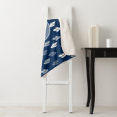 Navy Blue Antiek Leaves Monogram Sherpa Deken (In situ)