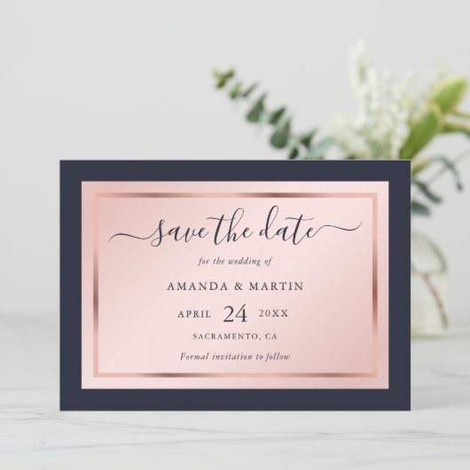 Navy Blue Blush en Roos Gold Script Weddenschap Save The Date (Staand voorkant)