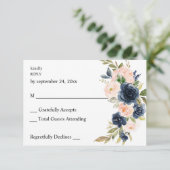 Navy Blue & Blush Rose Floral no Repas RSVP (Debout devant)