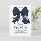 Navy Blue Bow Afstudeerder Uitnodiging (Staand voorkant)