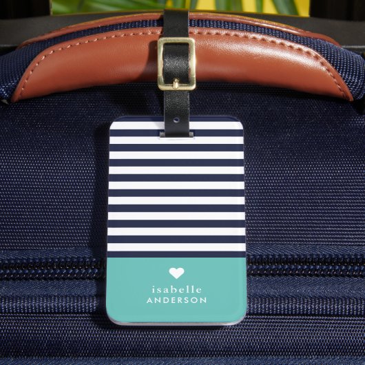 Navy Blue en Aqua Chic Stripes Heart Monogram Bagagelabel (Voorkant Insitu 2)