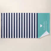 Navy Blue en Aqua Chic Stripes Heart Monogram Strandlaken (Voorkant)
