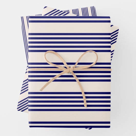 Navy blue en beige vijf strepen patroon inpakpapier vel (In situ)