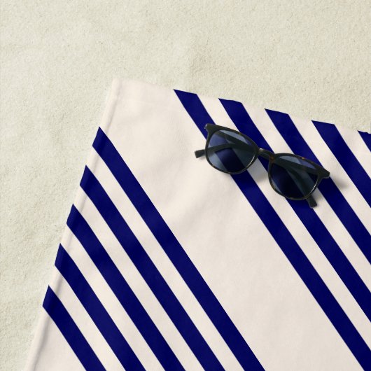 Navy blue en beige vijf strepen patroon strandlaken (In situ)