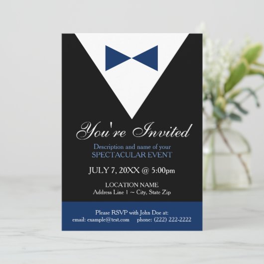 Navy Blue en Black Tux Invitation, Modern Kaart (Staand voorkant)