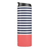 Navy Blue en Coral Chic Stripes Heart Monogram Thermosbeker (Geroteerd rechts)