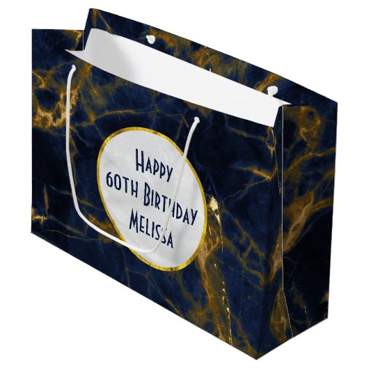 Navy Blue en Gold Marble Modern Stylish Birthday Groot Cadeauzakje (Voorkant Gekanteld)