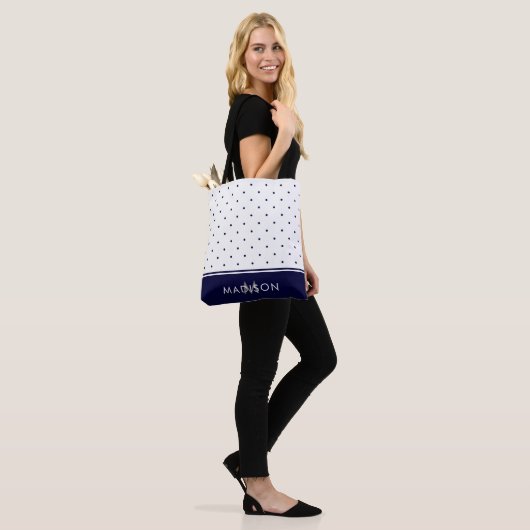 Navy Blue en White Polka Dots met Monogram Draagtas (Op model)