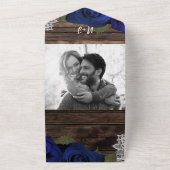 Navy Blue Floral Rozen Rustic Wood Weddenschap All In One Uitnodiging (Buitenkant)