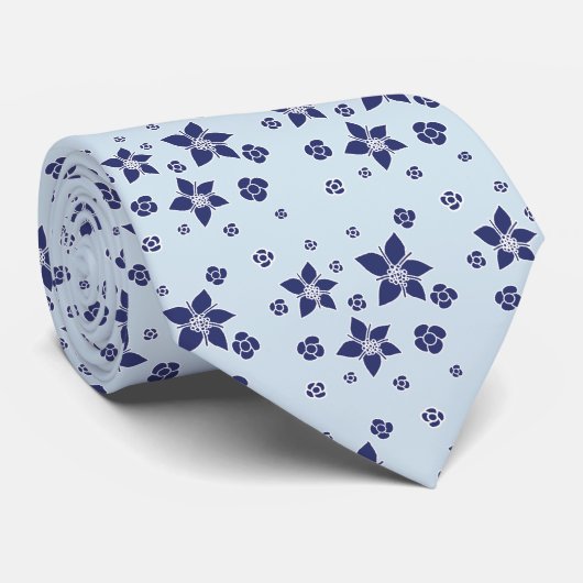 Navy Blue Flowers on a Soft Blue Background Design Stropdas (Opgerold)