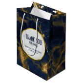 Navy Blue & Gold Marble Modern Birthday Dank je Medium Cadeauzakje (Voorkant Gekanteld)