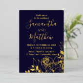Navy Blue & Gold Peony Modern Floral Wedding Folie Uitnodiging (Staand Voorkant)
