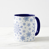 Navy Blue-kerstsnowflakes op Winter White Mok (Voorkant rechts)