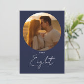 Navy Blue Modern Minimalistisch Script Tafelnummer (Staand voorkant)