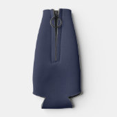 Navy Blue Modern Script Personalized Groomsmen Flesjeskoeler (Achterkant)