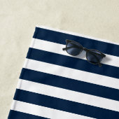 Navy Blue Nautical Stripes Script Naam Strandlaken (In situ)