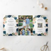 Navy Blue Peach Floral in één QR code Weddenschap Drieluik Uitnodiging (Binnen)