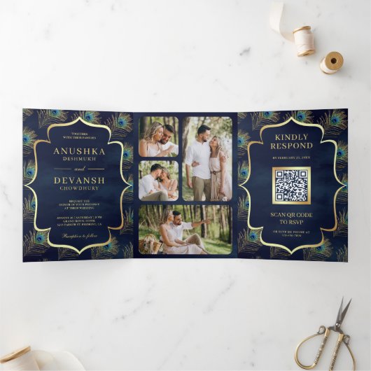 Navy Blue Peacock Feathers QR Code Bruiloft Drieluik Uitnodiging (Binnen)