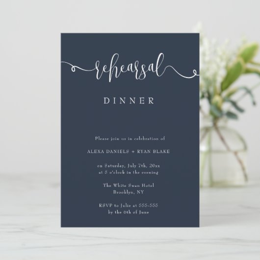 Navy Blue Script Rehearsal Dinner Invitation Kaart (Staand voorkant)