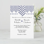 Navy Blue White Herringbone Wedding Invitation Kaart (Staand voorkant)