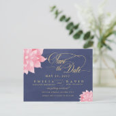 Navy Blush Floral Dahlia Enregistrer la date Carte (Debout devant)