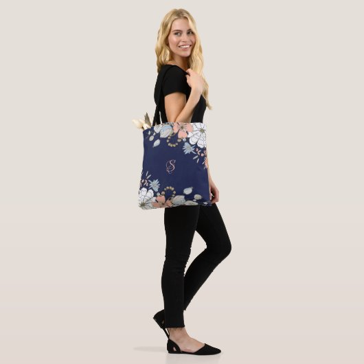 Navy Blush Roze Blauw Bloemen Gepersonaliseerd Draagtas (Op model)