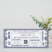Navy Chevron Zig Zag Modern Ticket Wedding Kaart (Staand voorkant)