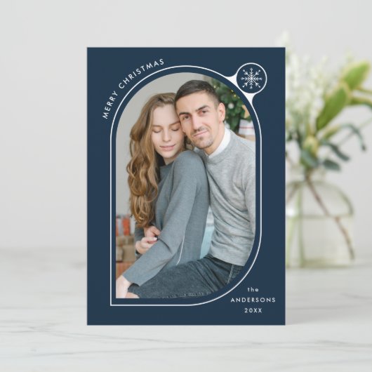Navy Curved Lijst Snowflake Foto Feestdagenkaart (Staand voorkant)
