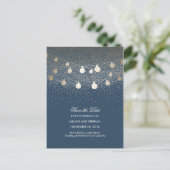 Navy en Gold String Lights slaan de datum op Aankondigingskaart (Staand voorkant)