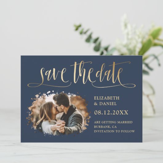 Navy Gold Kalligrafie Bruiloft 2 Splatter Foto Save The Date (Staand voorkant)