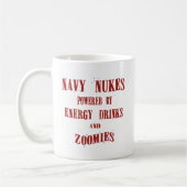 Navy Nukes Powered by Energy Drinken and Zoomies Koffiemok (Links)