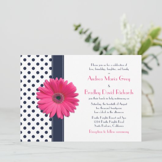 Navy Polka Dot Pink Daisy Wedding Uitnodiging (Staand voorkant)