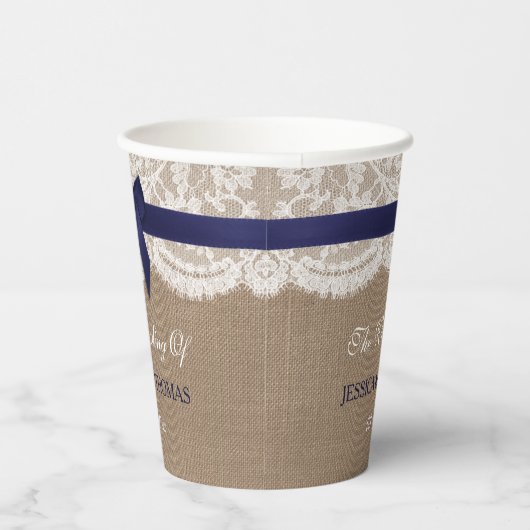 Navy Ribbon on Burlap & Lace Wedding Papieren Bekers (Rechts)