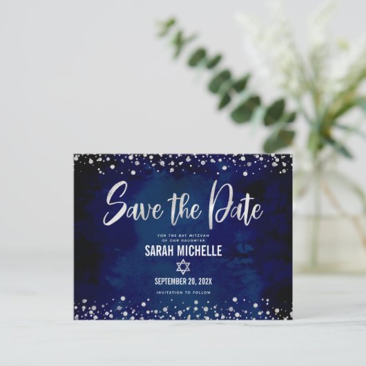 Navy Silver Bat Mitzvah Opslaan Datum Modern Scrip Uitnodiging Briefkaart (Staand voorkant)