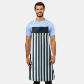 Navy Strepen | Het Moderne Herenmonogram Schort (Gedragen)