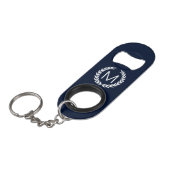 Navy & White Laurel Wreath Monogram Mini Flessenopener (Voorkant Gekanteld)
