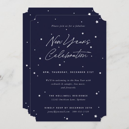 Navy+White Script Scattered Stars Nieuwjaar Party Kaart (Voorkant / Achterkant)