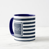 Navyblauw en wit gestreepte monogram mok (Voorkant links)