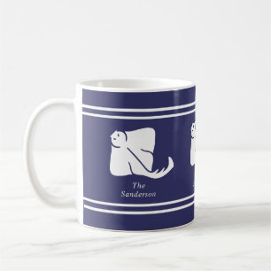 Navyblauwe kust zeenaaldrogade deur koffiemok