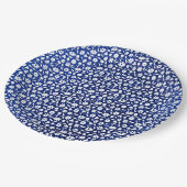 Nazeblauw en wit bloempatroon papieren bordje (Gekanteld)
