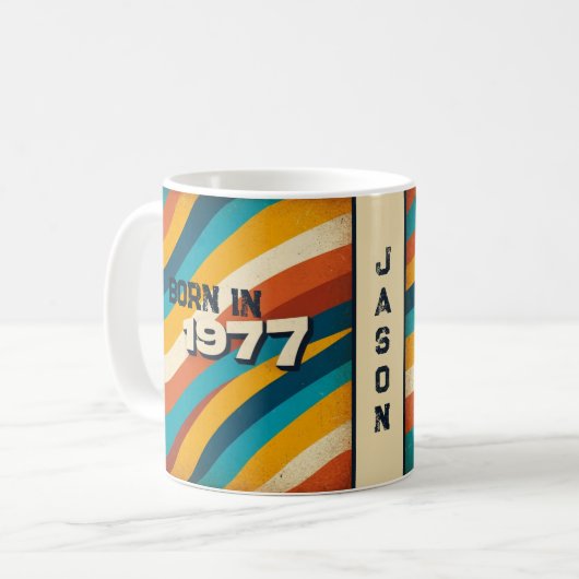 Né en 1977 Mug personnalisé - les années 70 bandes (Devant gauche)