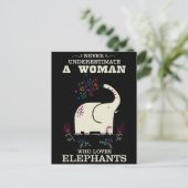 Ne jamais sous-estimer la carte postale (Debout devant)