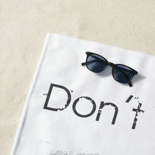 NE PANIQUE PAS ! Serviette de plage (En situation)