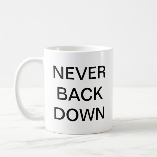 Ne soutenez jamais en bas de la tasse (Gauche)